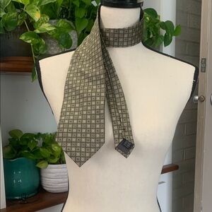 Valerio Garati Hand Made 100% Silk Tie Geometric Design EUC 59" L 4"W